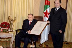 الرئيس بوتفليقة يتلقى جائزة فرحات حاشد للكرامة الانسانية