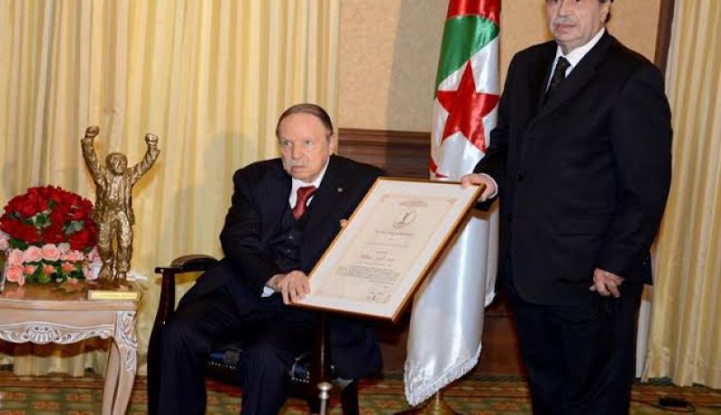 الرئيس بوتفليقة يتلقى جائزة فرحات حاشد للكرامة الانسانية