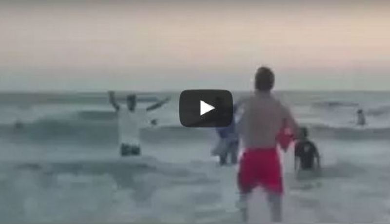 بالفيديو.. رياض محرز يغرق  وفوكس ينقذه