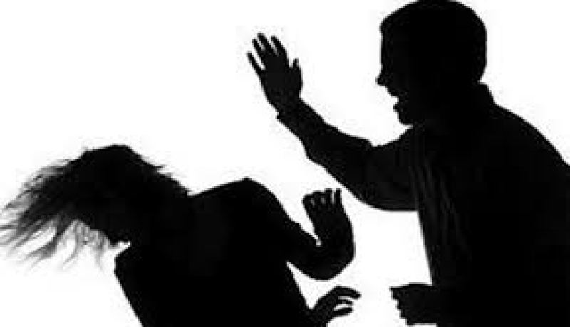 زوج يعتدي على زوجته ووالدها بسكين في محكمة البويرة