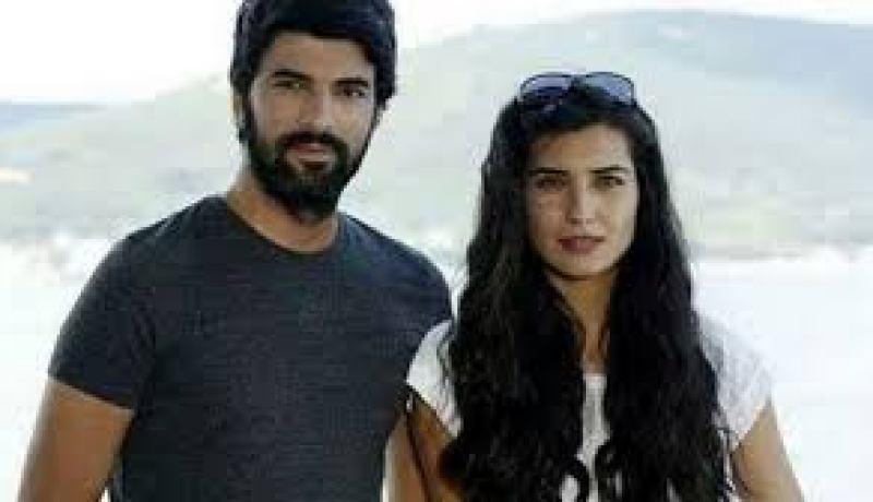 السياح العرب يقبلون جدران فيلا مسلسل العشق الأسود