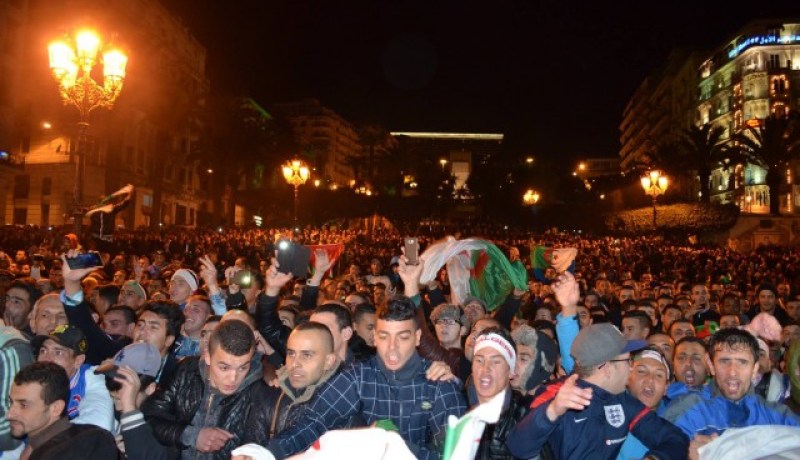 فيديو فرحة الجماهير الجزائرية بتأهل المنتخب الى الدور الربع النهائي