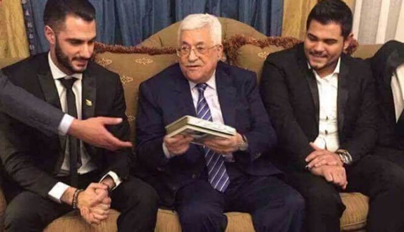 الرئيس الفلسطيني يلتقي المتنافسين على آراب آيدول وأنباء عن حضوره الحلقة النهائية