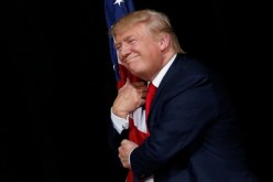 بالصّور.. هذا هو الفستان الذي ساند دونالد ترامب خلال حفل جوائز غرامي