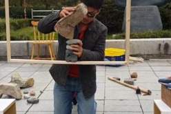 بالصّور..شخص يلفت أنظار الجميع بتثبيت الأشياء في الهواء