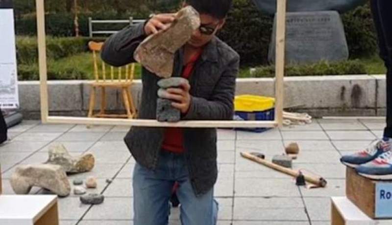 بالصّور..شخص يلفت أنظار الجميع بتثبيت الأشياء في الهواء