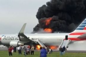 بالفيديو… اندلاع حريق في طائرة أمريكية بمطار شيكاغو