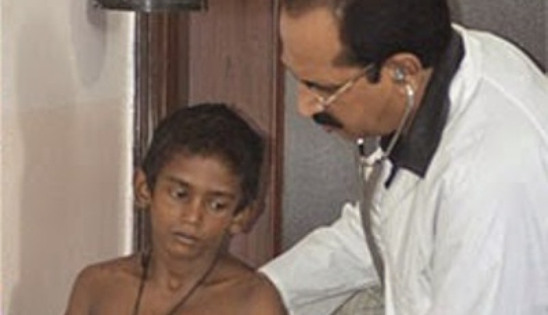 فيديو وصور لطفل هندي صاحب أضخم يدين