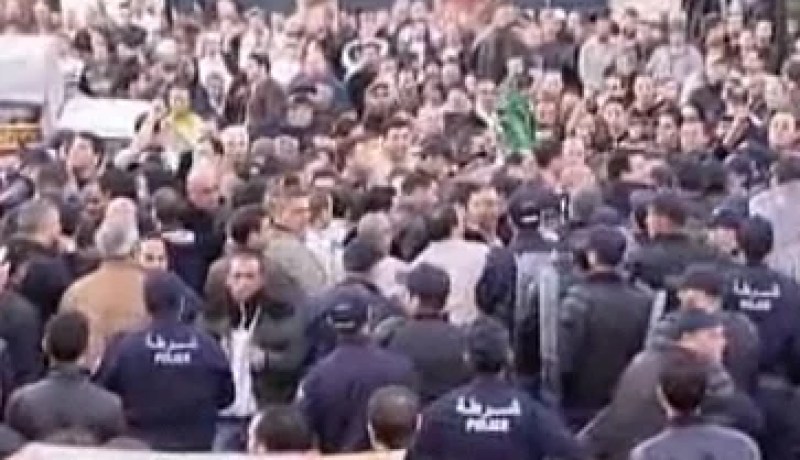 متظاهرو المسيرة رفعوا شعارات معا لإسقاط النظام والجزائر حرة ديمقراطية