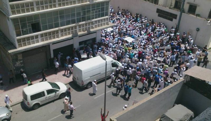 بالصور الميزابيين في وقفة إحتجاجية أمام دار الصحافة الطاهر جاووت