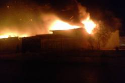 صور.. حريق مهول في سوق الرحمة ببسكرة