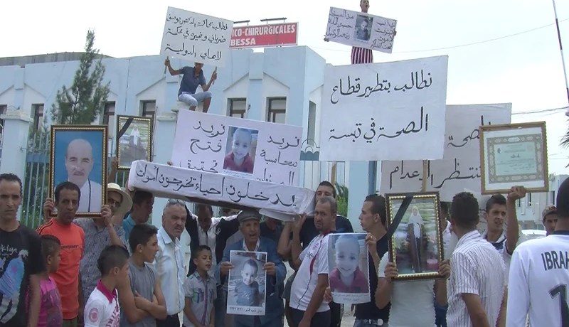 أقارب ضحايا الإهمال الطبي ينظمون وقفة احتجاجية أمام مصلحة الاستعجالات بتبسة