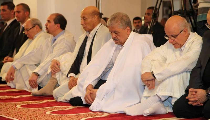 بالصور بن صالح وولد خليفة وسلال يؤدون صلاة عيد الفطر المبارك بالجامع الكبير