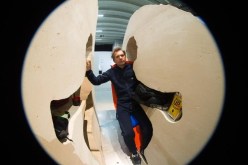 فنّان فرنسي يعيش داخل كتلة من الحجر لمّدة أسبوع