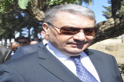 “الشاب” بن فليس.. يغني