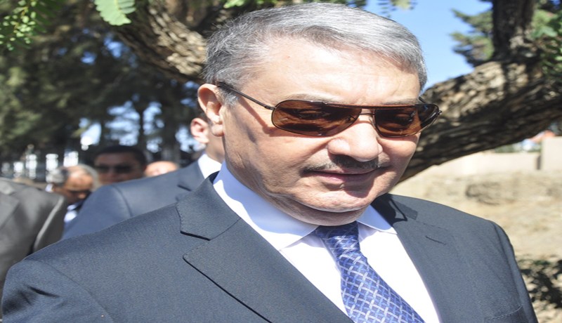 “الشاب” بن فليس.. يغني