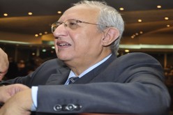 زياري‮ ‬يتواضـع‮
