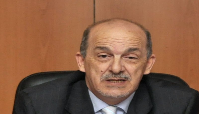 بسعة يدافع عن الرجال