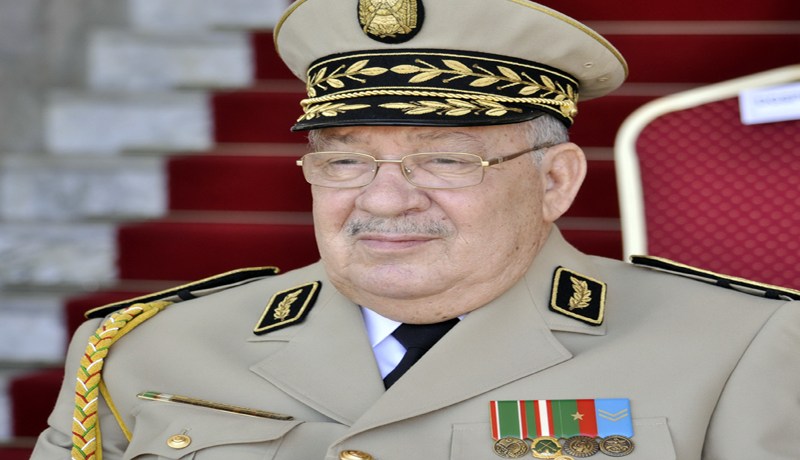 الفريق ڤايد صالح‮ ‬يعطي‮ ‬المثل لضباطه