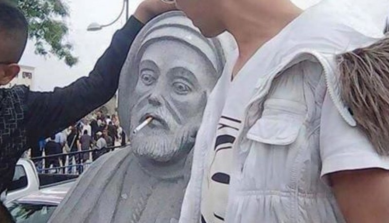توقيف قاصرين التقطا ونشرا صورا لتمثال العلامة ابن باديس وفي فمه سجارة عبر الفايسبوك بقسنطينة