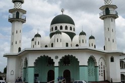 كلمة مسجد على قارورات البيرة