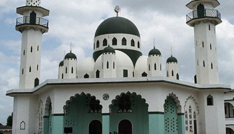 كلمة مسجد على قارورات البيرة