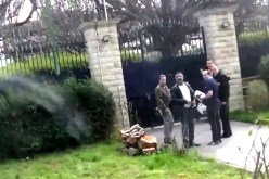 بالفيديو الشاب خالد يتعرض للإهانة والشتم أمام القنصلية الجزائرية في فرنسا