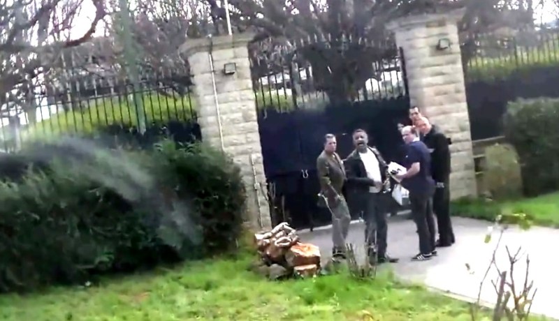 بالفيديو الشاب خالد يتعرض للإهانة والشتم أمام القنصلية الجزائرية في فرنسا