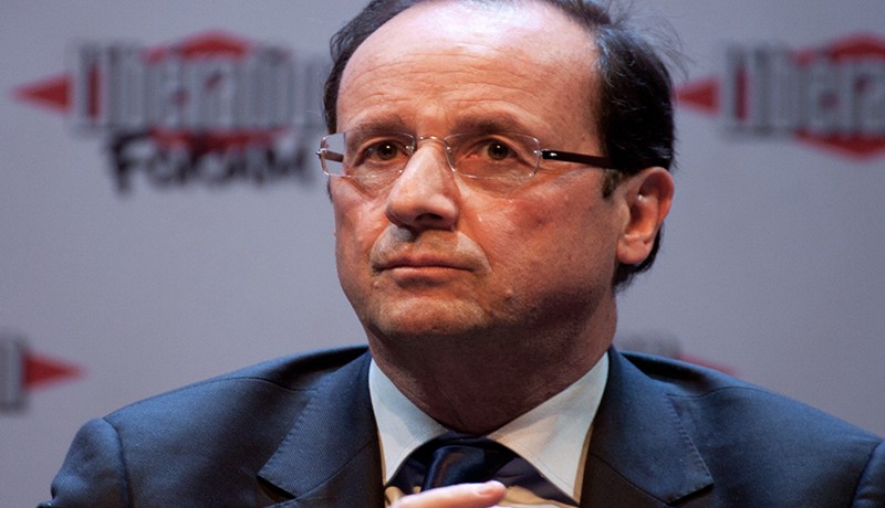 هولاند يستعرف بالجزائر