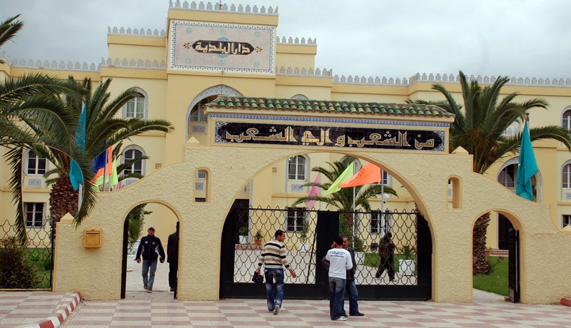 اسم على غير مسمى بسبب  المير