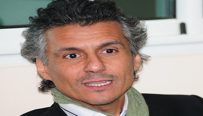 نكاز يناقض نفسه