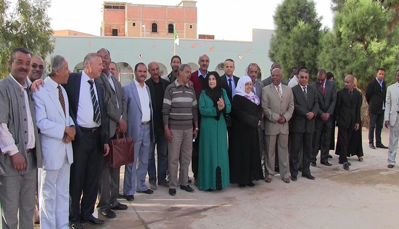 كهول يكرمون معلّمتهم بعد 50 سنة