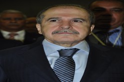 مسؤول خالص على الجلوس في‮ ‬المكتب‮   ‬