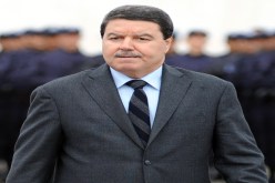 اللواء يهدي أقمصة للمناصرين