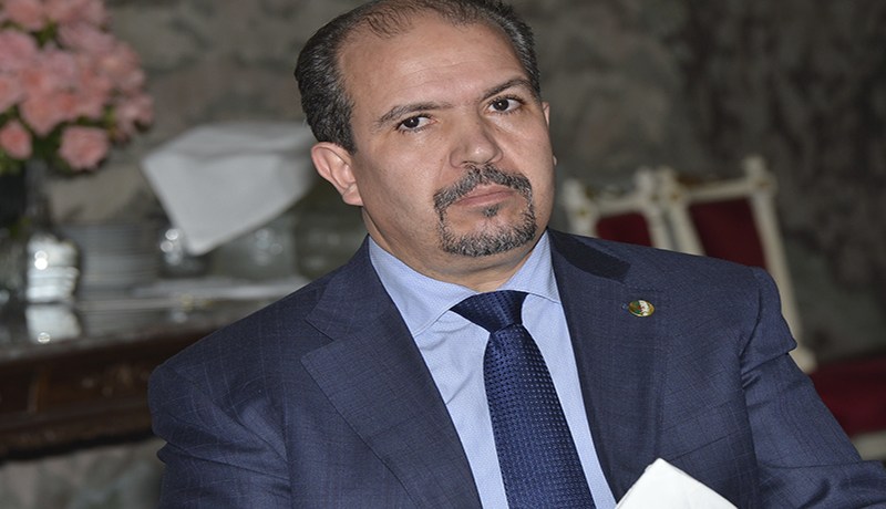 محمد عيسى يغيّر توقيت الأذان