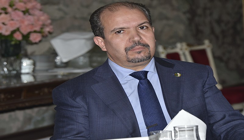 عيسى يلمّح ولا يصرّح
