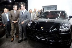 الوزير يشلّل عينيه