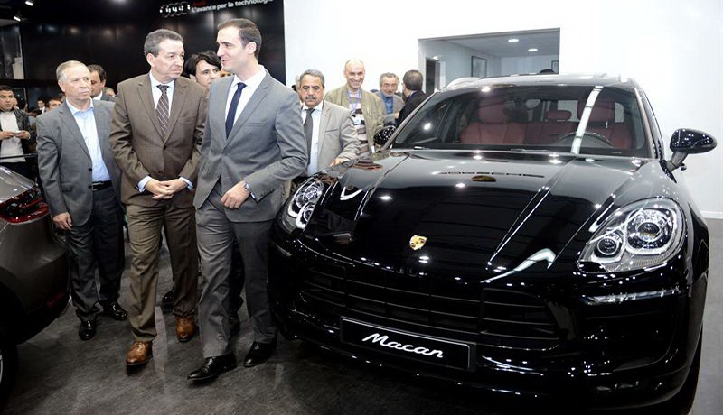 الوزير يشلّل عينيه