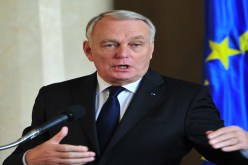 زوجات مسؤولي فرنسا يمارسن السياحة في تيبازة