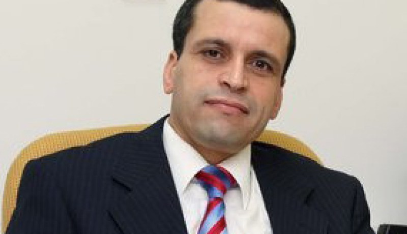 بن بيتور‮ ‬يخلّـط لمصيطفى