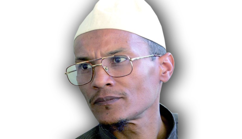 علي بن حاج يخرج للعيب