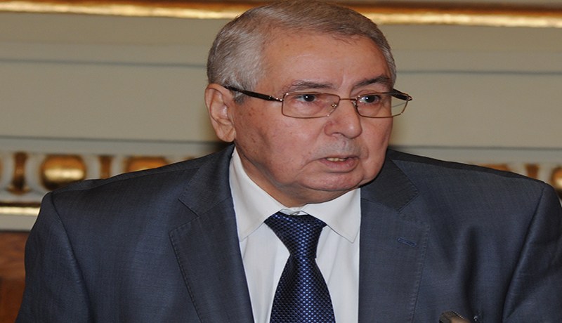 بن صالح يستعين بالنساء