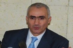 بلخادم‮ ‬يحاصر بوكرزازة في‮ ‬مطعم‮!‬
