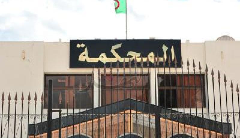 الدلاء لتفادي غرق محكمة الرويبة