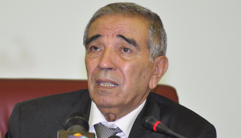 ‮ ‬رئيس دائرة‮ ‬يطبق التعليمات‮ ‬