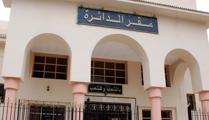 موظف في الولاية يحرج رئيس الدائرة