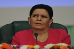 الوزيرة تصاب بـ الخلعة بسبب الطائرة