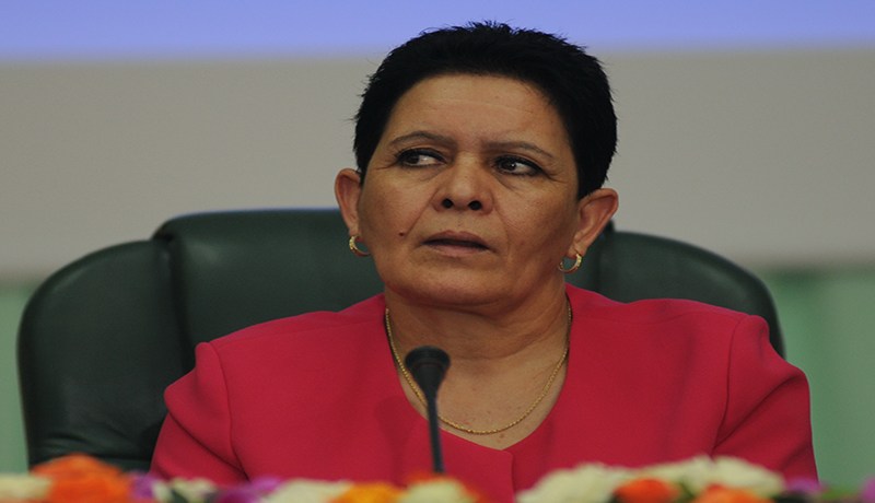 الوزيرة تصاب بـ الخلعة بسبب الطائرة