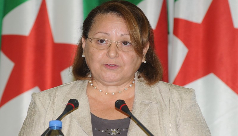مسؤولة اتصال تتحكم في وزيرة