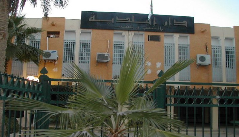 بلدية تڤرت تهين العلم الوطني